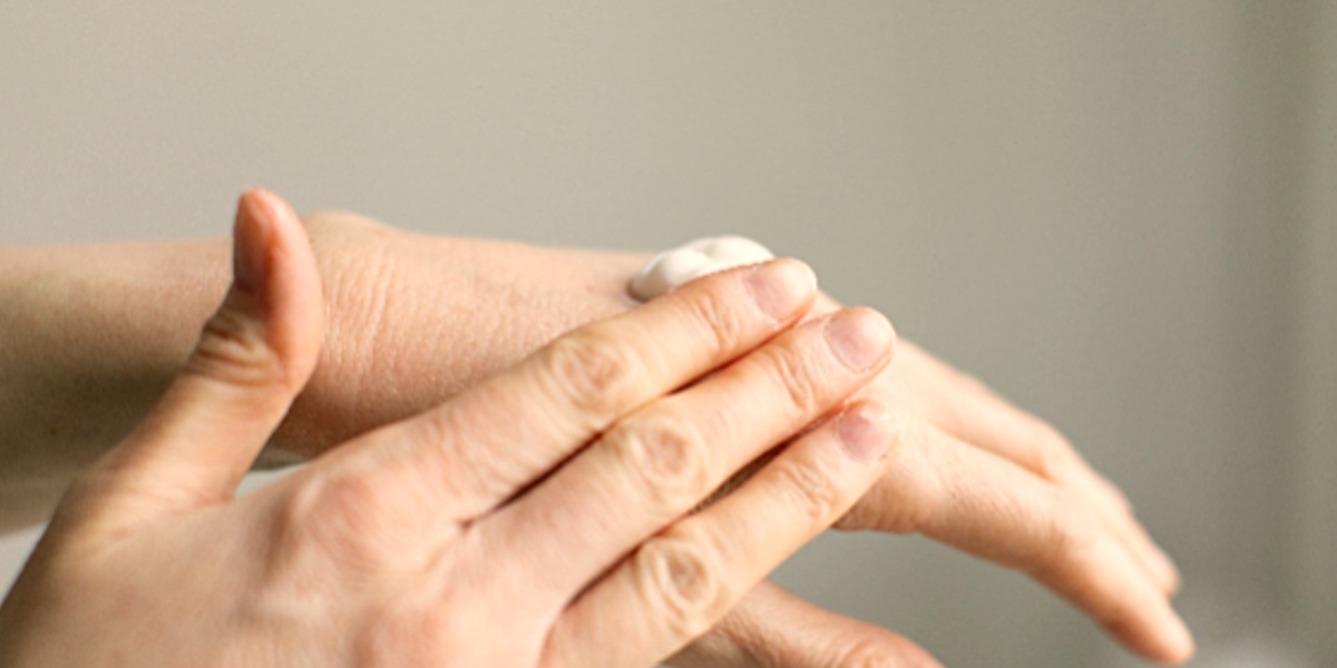 Passe a mistura nas mãos e faça movimentos de esfoliação (Foto: Reprodução/ Internet)