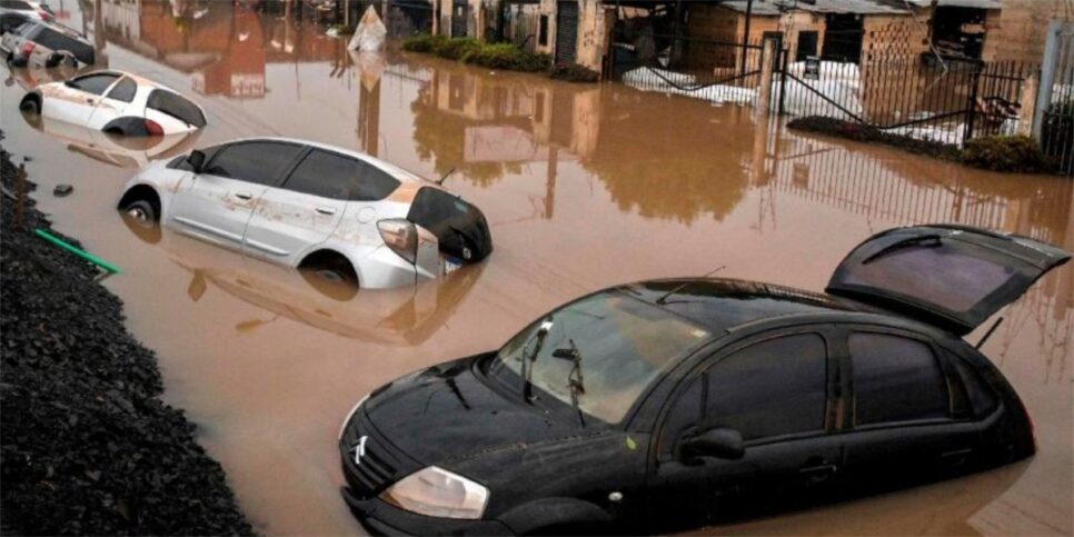 Proprietários que perderam veículos nas enchentes, seguindo requisitos, podem ter IPVA 2024 restituído (Foto: Reprodução/ Internet)