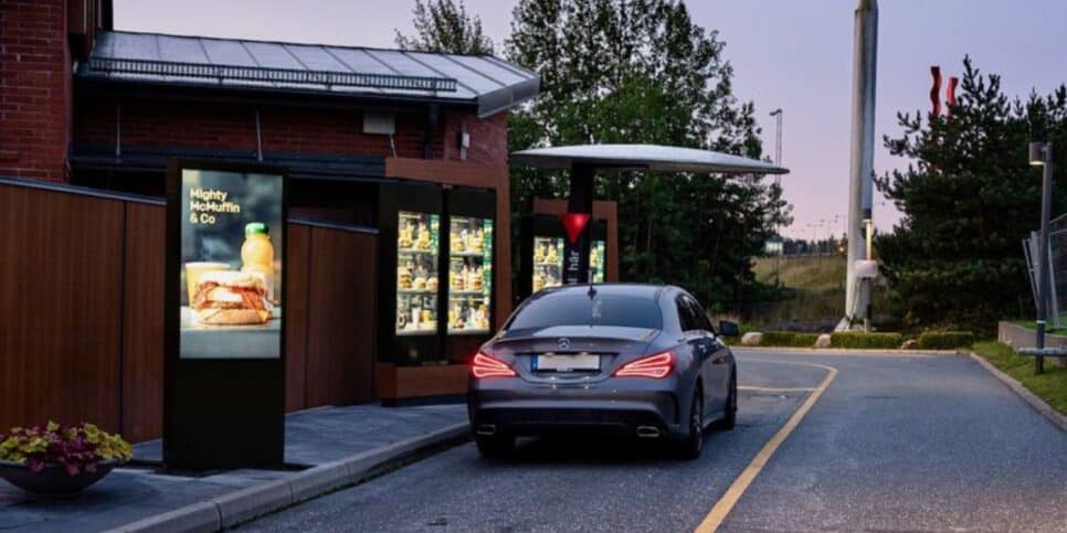 Rede de fast-food faz teste com IA em atendimentos do drive thru (Reprodução/Digital Signage Today)