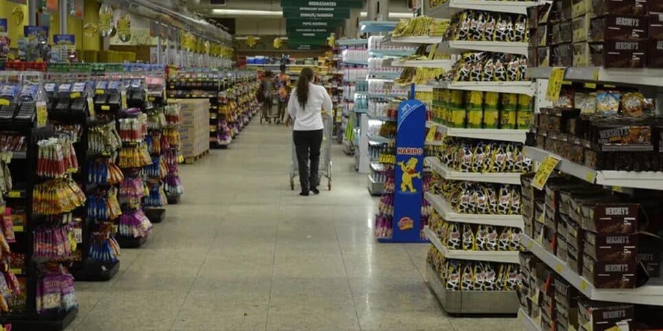 Trabalho no feriado em mercados (Foto: Reprodução - O tempo)