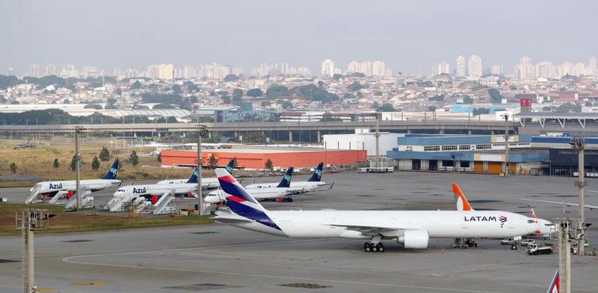 Durante a vigência da decisão cautelar, o aeroporto de SP só poderá realizar até 2.714 voos comerciais semanais (Foto: Reprodução / Reuters / Amanda Perobelli)
