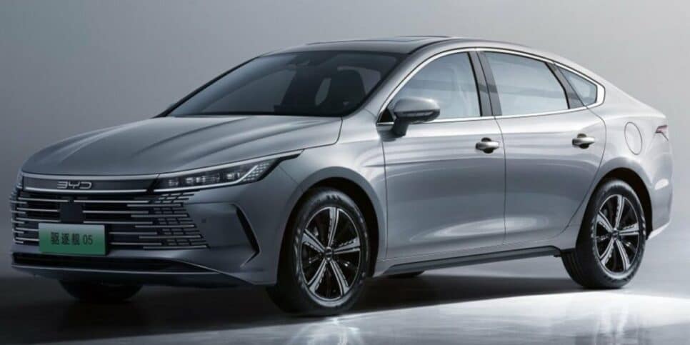 BYD King promete bater de frente com o Corolla e o Civic (Reprodução: BYD/Divulgação)