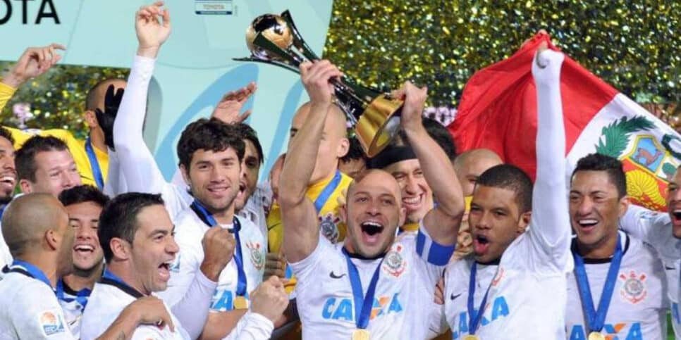 Corinthians com seu título de campeão mundial (Foto: Toshifumi Kitamura/AFP)