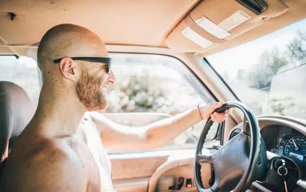 Homem dirigindo sem camisa (Foto: Reprodução / Getty)