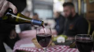 Consumo de alcool e vinhos tende a aumentar em temperaturas mais baixas (Foto Reprodução/Internet)
