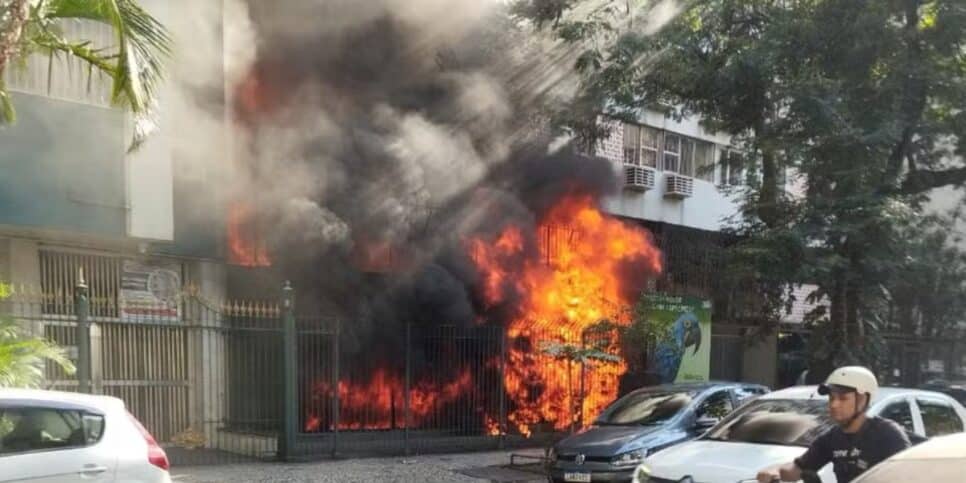 Incêndio em área externa do metrô do Flamengo, na Zona Sul do Rio — Foto: Reprodução/ G1