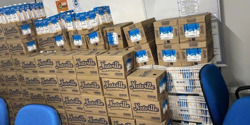 A empresa recolheu centenas de litros de leite (Reprodução: Vigilância Sanitária de Maceió)