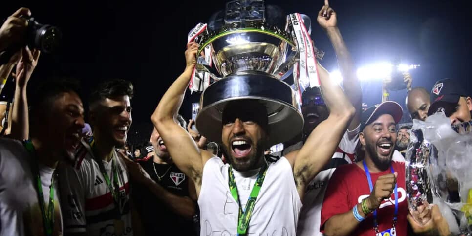 Lucas Moura com taça de campeão da Copa do Brasil — Foto: Marcos Ribolli