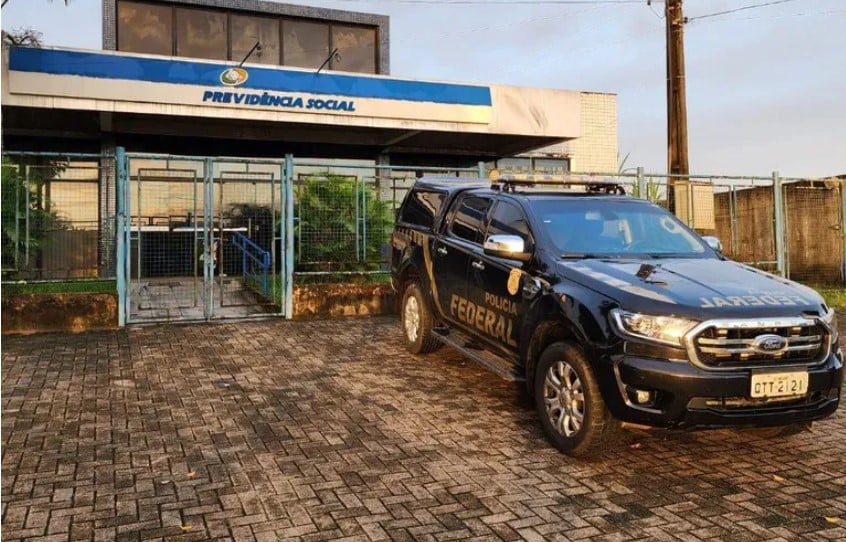 Viatura da PF em frente a agência do INSS em Alagoas (Foto: Reprodução / PF)
