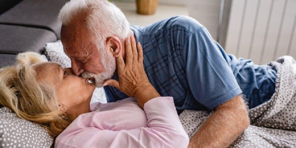 Casais de idosos se beijando (Foto: Reprodução/Internet)