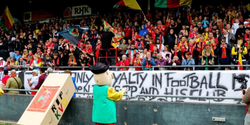 Time belga faz funeral no estádio após falência do clube / Reprodução/Twitter
