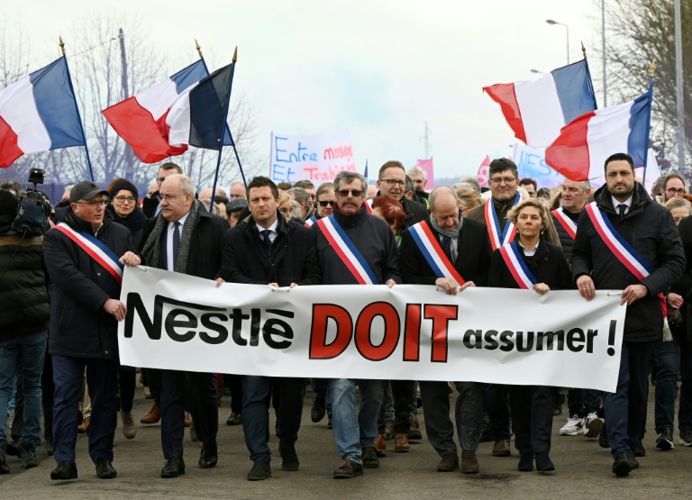 Funcionários da prefeitura e funcionários da fábrica Buitoni marcham atrás de uma faixa com os dizeres “A Nestlé deve assumir a responsabilidade” durante um protesto em Caudry, norte da França, em 13 de março de 2023. – Foto: FRANCÓIS LO PRESTI / AFP/ND