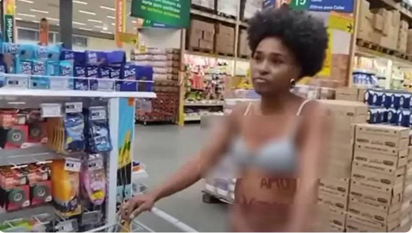 Professora fez protesto em supermercado de Curitiba (PR) e alegou que foi alvo de racismo — Foto: Reprodução/Redes sociais