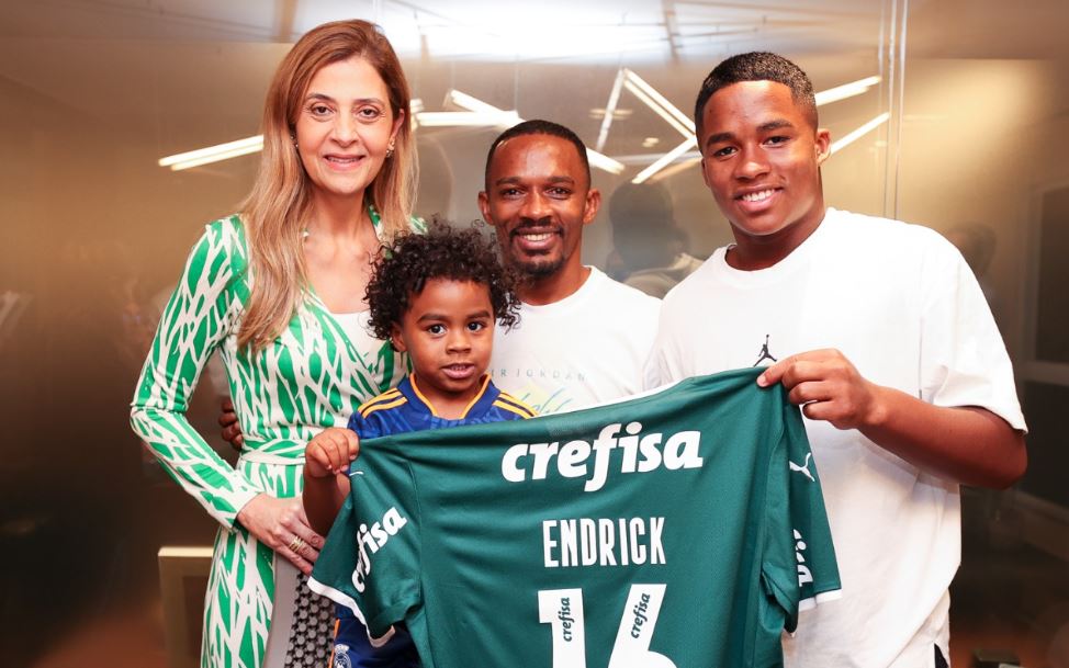 Endrick e sua família estiveram na Academia de Futebol para a finalização do acordo (Foto: Fabio Menotti/Palmeiras/by Canon)