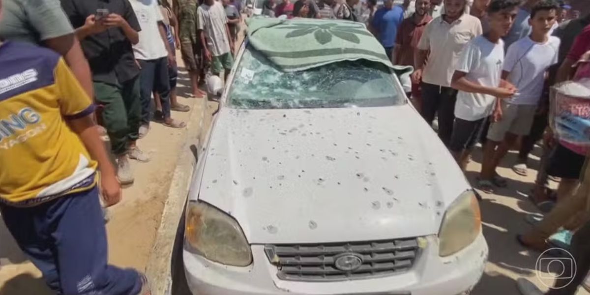 Carro destruído (Foto: Reprodução / Globo)