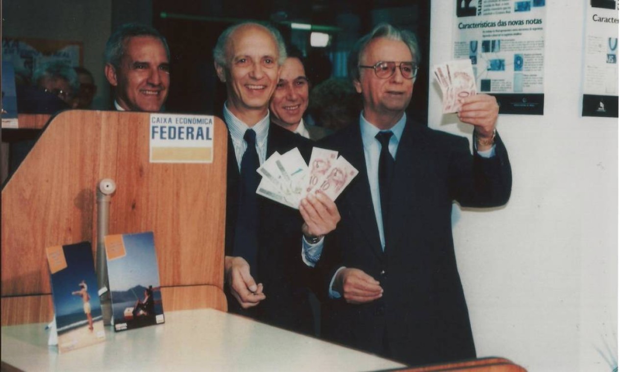 O real foi implementado durante o governo de Itamar Franco. Na foto, o presidente e o então ministro da Fazenda, Rubens Ricupero, trocam cédulas de Cruzeiro Real por Real (Foto Reprodução/O Globo/ Arquivo - 01/07/1994)