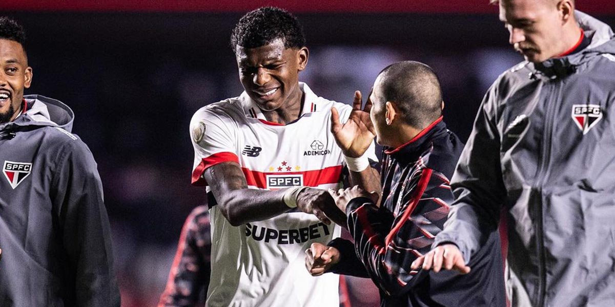 Jogador Igão com elenco do São Paulo (Foto: Reprodução - Instagram)