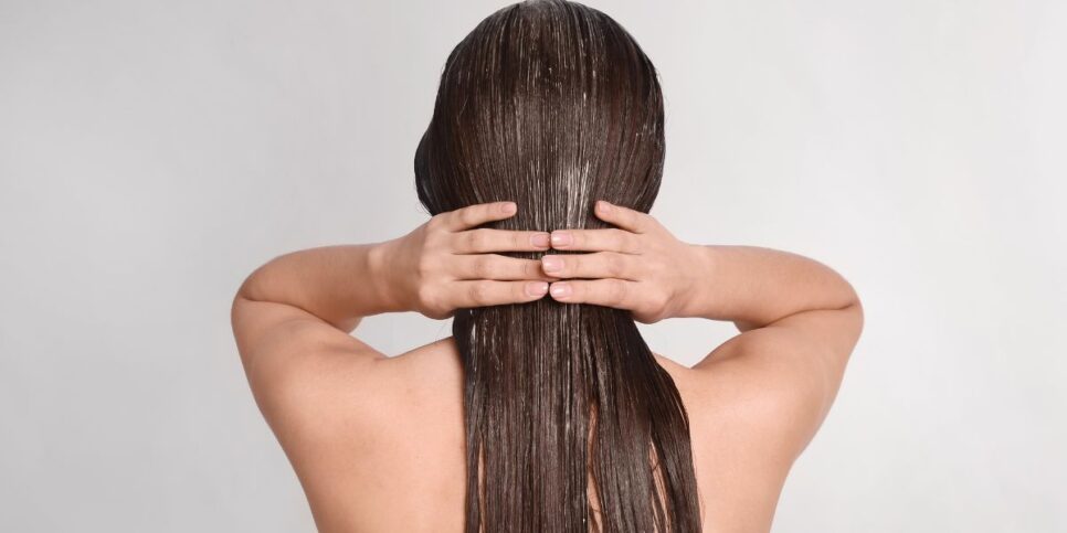 Mulher hidratando o cabelo (Foto: Reprodução / Canva) 