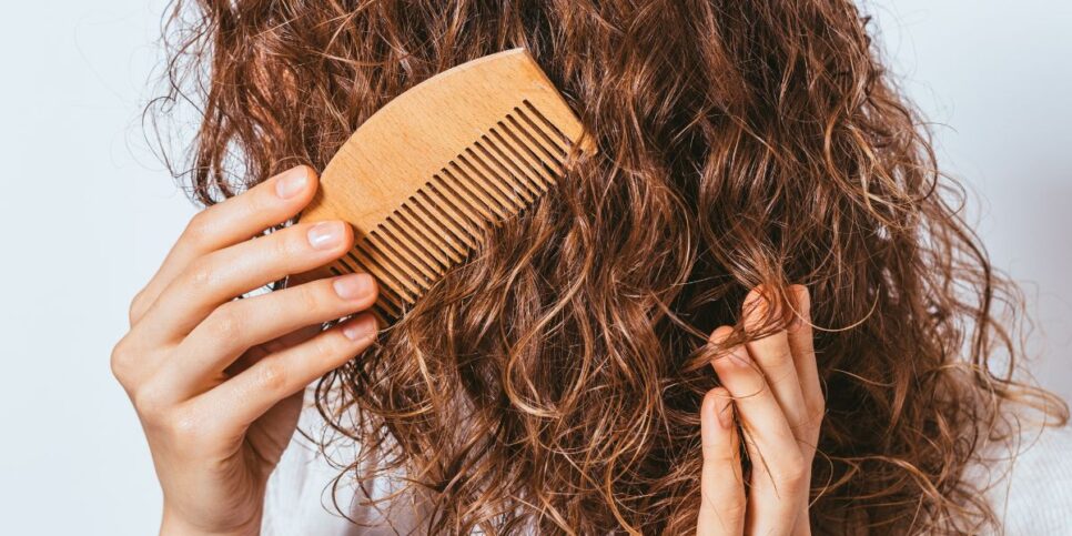 Mulher penteando o cabelo (Foto: Reprodução / Canva) 