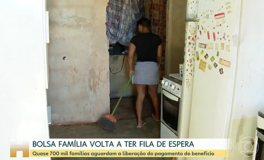 Bolsa Família volta a ter fila de espera conforme destacado no Jornal Hoje pelo substituto de Tralli (Foto: Reprodução / Globo)