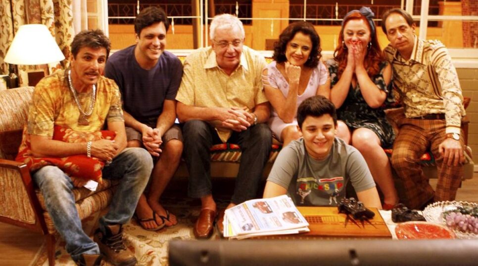 Elenco de A Grande Família, reunidos na frente da TV no último episódio do seriado (Foto: Reprodução/ Gustavo Stephan/ O Globo)