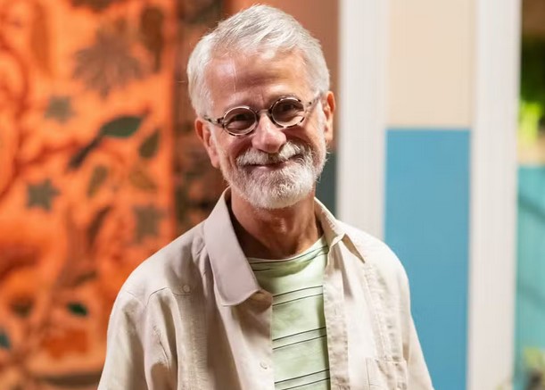 Furtado (Claudio Torres Gonzaga) em Família é Tudo (Foto: Reprodução / Globo)