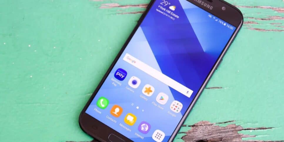 Galaxy A7 é um dos atingidos pela decisão (Reprodução: Samsung/Divulgação)