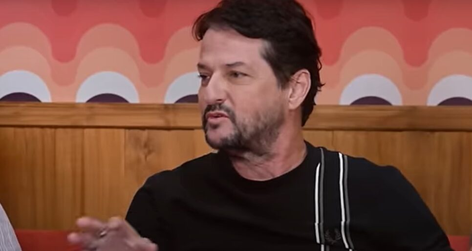 Marcelo Serrado revela que viu a parte intima gigante de Caio Blat em gravações (Foto: Reprodução/ Surubaum/ YouTube)