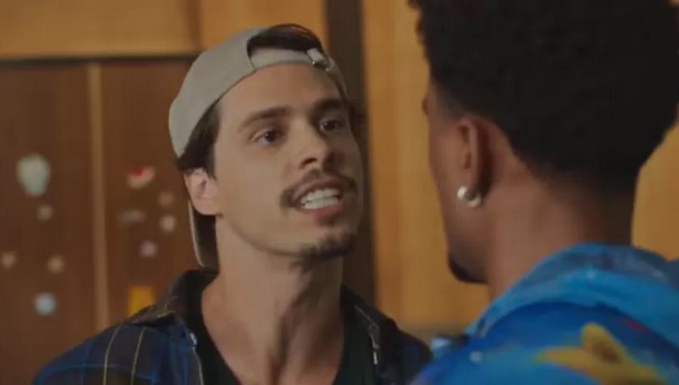 Max (Caio Vegatti) e Plutão (Isacque Lopes) em Família É Tudo (Foto: Reprodução / Globo)
