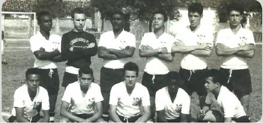 Corinthians do Votorantim nos anos 60, da esquerda para a direita: PIOLIM, DE GOES, PEDRO MAQUINÃO, MILTINHO, NINO GALI, ÁLVARO. Agachados: SANTANINHA, DANIEL, ENES, VERMELHO E DUGUINHA. O técnico era o Maquinão (Foto Reprodução/Arquivo/GV)