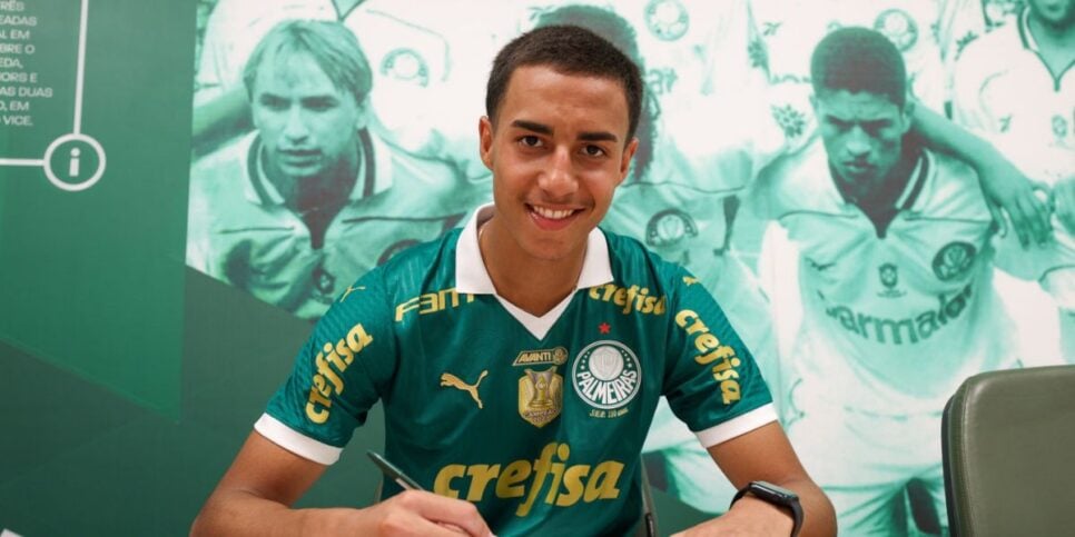 Vitor Reis assinou contrato com o Palmeiras com 16 anos (Reprodução: Fabio Menotti/Palmeiras/by Canon)