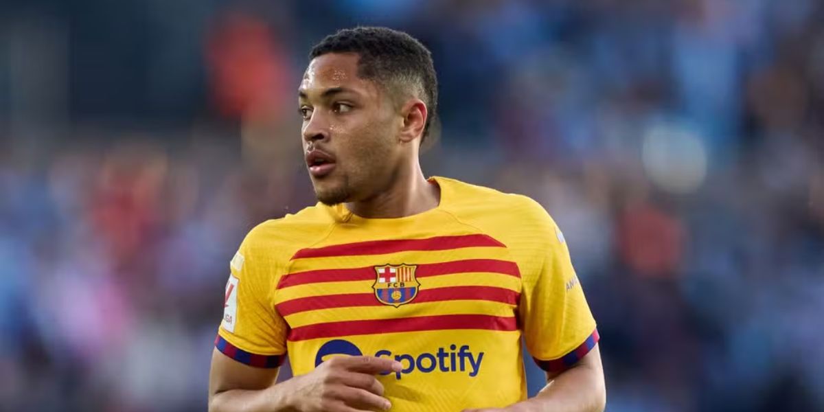 Vitor Roque veste a camisa do Barcelona (Reprodução: Getty Images)