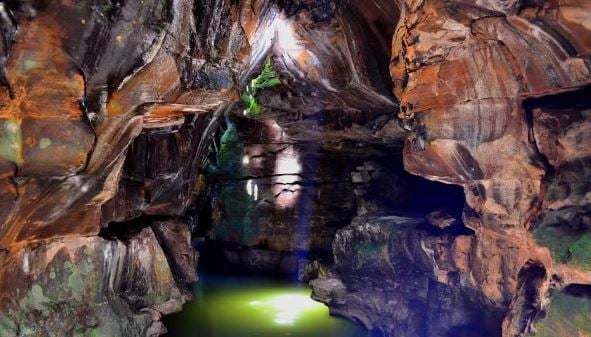 A Gruta da Barreira, em Itararé (SP), oferece biodiversidade única, com cascatas e poços naturais — Foto: Prefeitura de Itararé/Divulgação