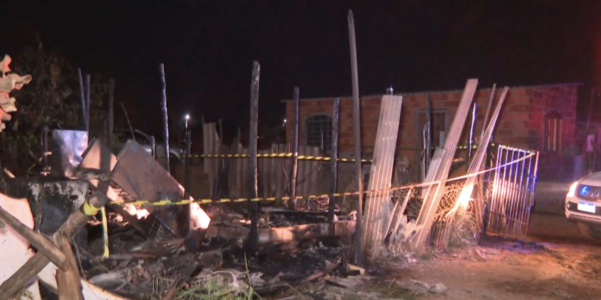 Casa após incêndio (Foto: Reprodução / Globo)