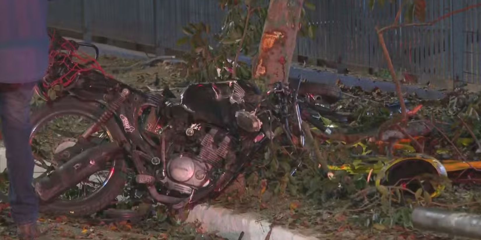 Moto atingida por Porsche (Foto: Reprodução / Globo)