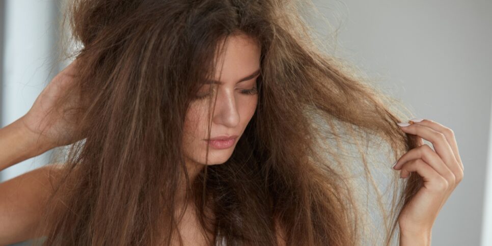 Mulher com cabelo seco  (Foto: Reprodução / Canva) 