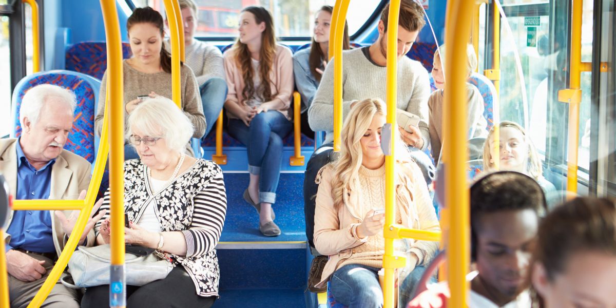 Pessoas em ônibus (Foto: Reprodução / Canva)