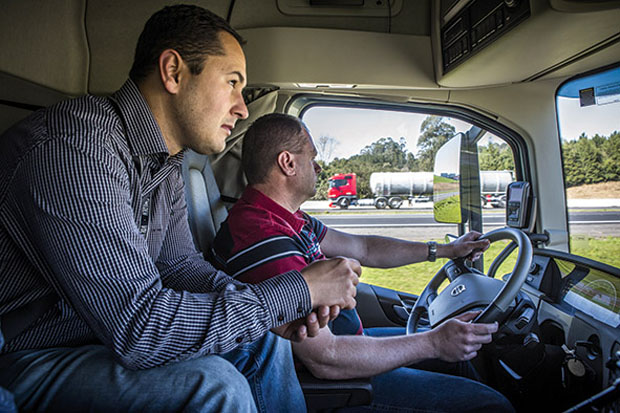 Motoristas habilitados nas categorias C, D e E, que estão autorizados a conduzir vans, ônibus e caminhões, podem solicitar o cancelamento da CNH para não serem obrigados a fazer o exame toxicológico (Foto Reprodução/Transporte Mundial)