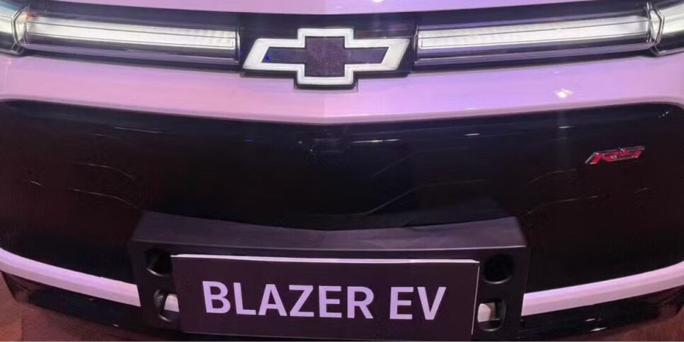 Chevrolet Blazer EV tem a "gravatinha" dianteira iluminada — Foto: Vitória Drehmer/Autoesporte