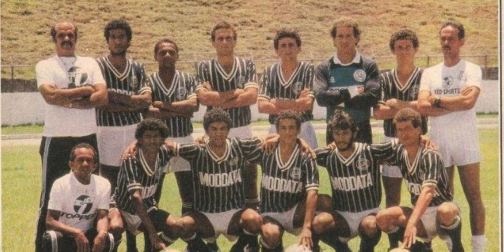 Zé Nilo é o quinto em pé da esquerda para direita ao lado do goleiro Bocaiuva no pôster do Sobradinho campeão candango em 1985 (Foto: Reprodução/Revista Placar)