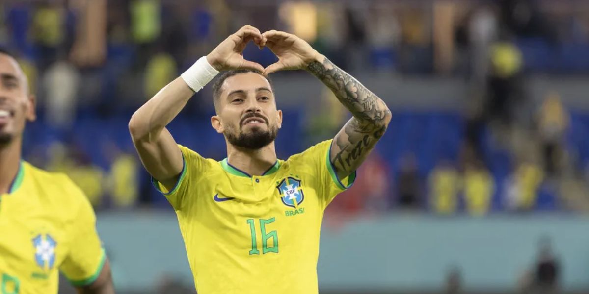 Alex Telles já vestiu a camisa da seleção brasileira (Reprodução: Lucas Figueiredo/CBF)