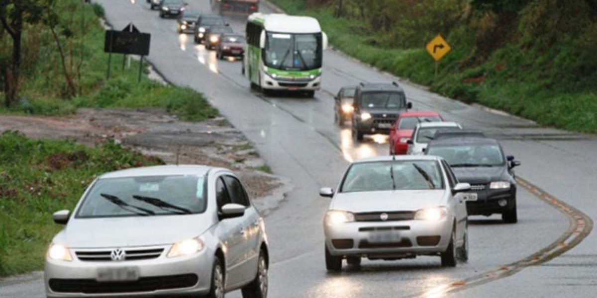 Carros com faróis acesos - (Foto: Reprodução / Internet)