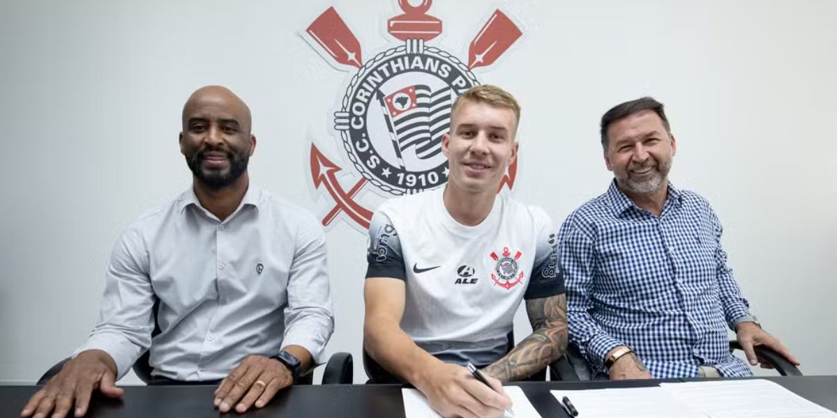 Charles assinando contrato com o clube (Reprodução: Rodrigo Coca/Agência Corinthians)