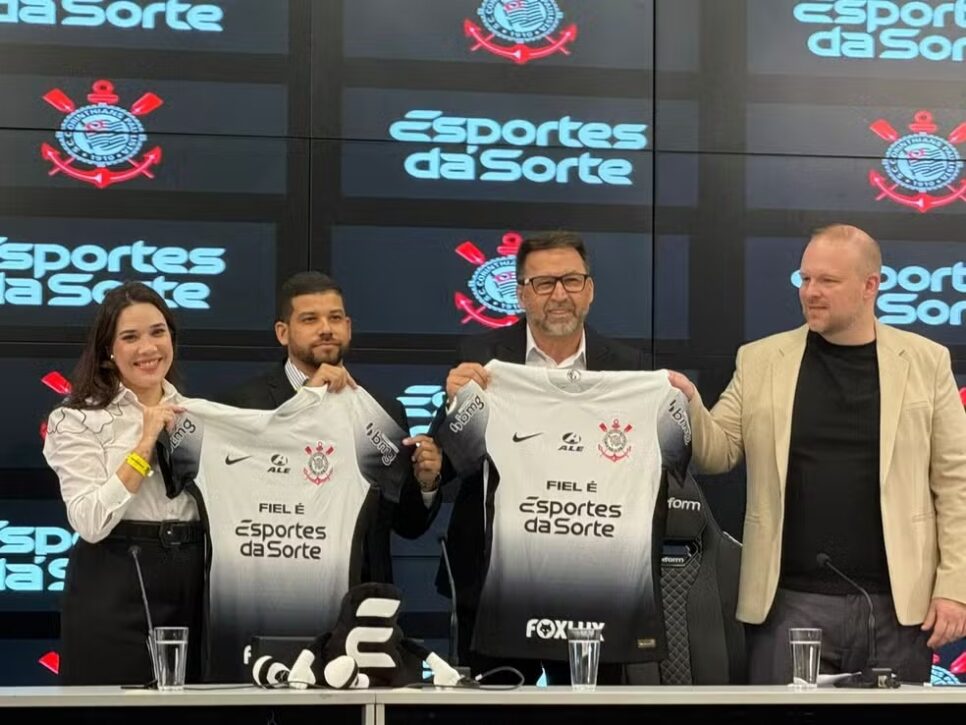 Augusto Melo apresenta camisa com novo patrocinador (Foto: Emilio Botta)