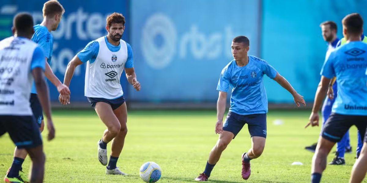 Diego Costa voltou a treinar (Reprodução: Lucas Uebel/Grêmio)