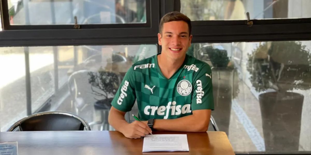 O jogador tem seu contrato até 2027 (Reprodução: Palmeiras/Divulgação)