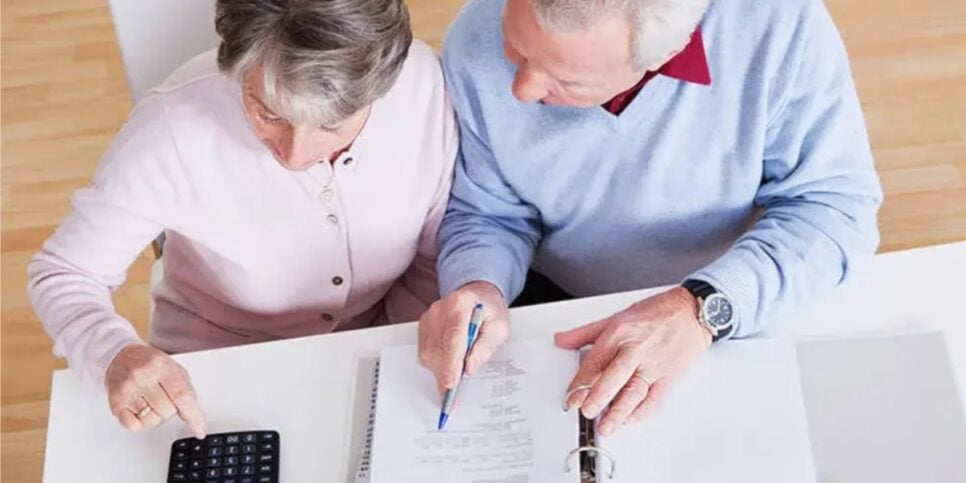 Idosos com mais de 60 anos estão livres do pagamento destas 4 dívidas - (Foto: Reprodução / Internet)