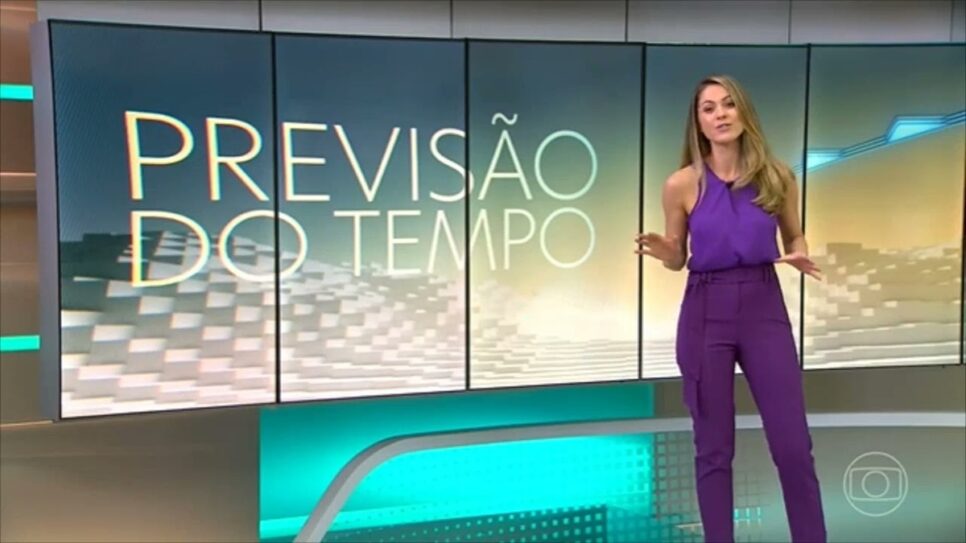 Jacqueline Brazil apresenta a previsão do tempo no Jornal Hoje (Foto: Reprodução/ Globoplay)