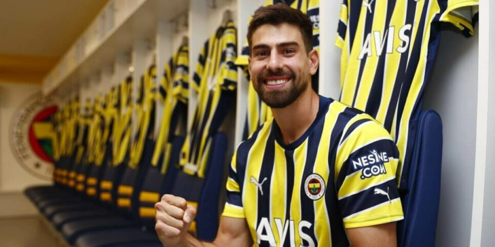 O famoso jogador de futebol pode assinar com o Vasco em breve (Foto: DIivulgação/Fenerbahçe)