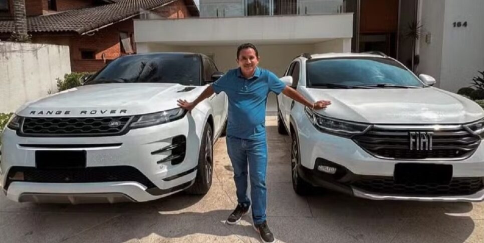 Lá ele! O artista ao lado de suas conquistas: Range Rover e Fiat Strada, adquirida em março de 2024 (Foto: Reprodução/ Instagram)